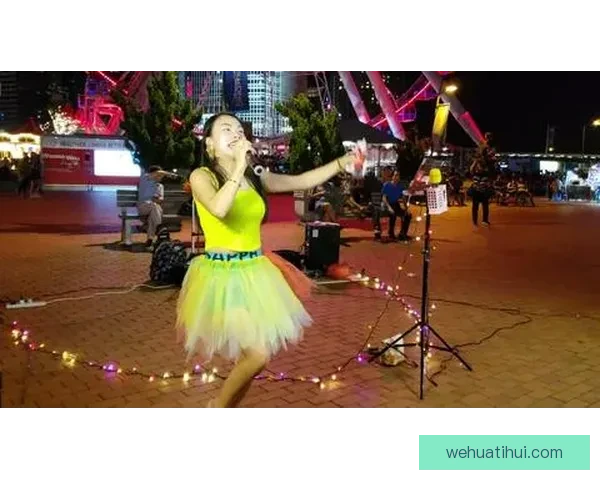 艾维街头激情演讲手持麦克风大胆表达观点引发路人热烈关注